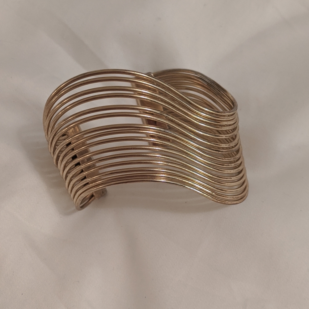 Wave design bracelet